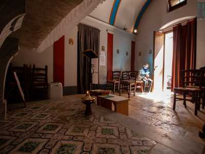 L�installazione a inizio secolo era alloggiata in un�intera ala del piano terra del Caleno, occupando anche parte della cappella. Questa chiesetta, aperta ogni giorno dalle 9 alle 16, � frequentata oggi da anziane del quartiere, che qui vengono a pregare in silenzio (foto di Antonio Caradonna)